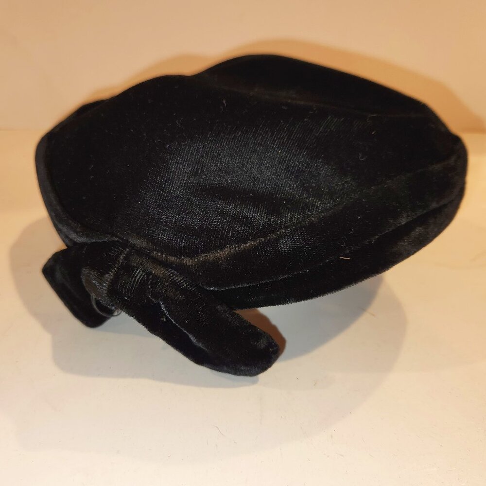 Vintage Black Velvet Hat **READ**